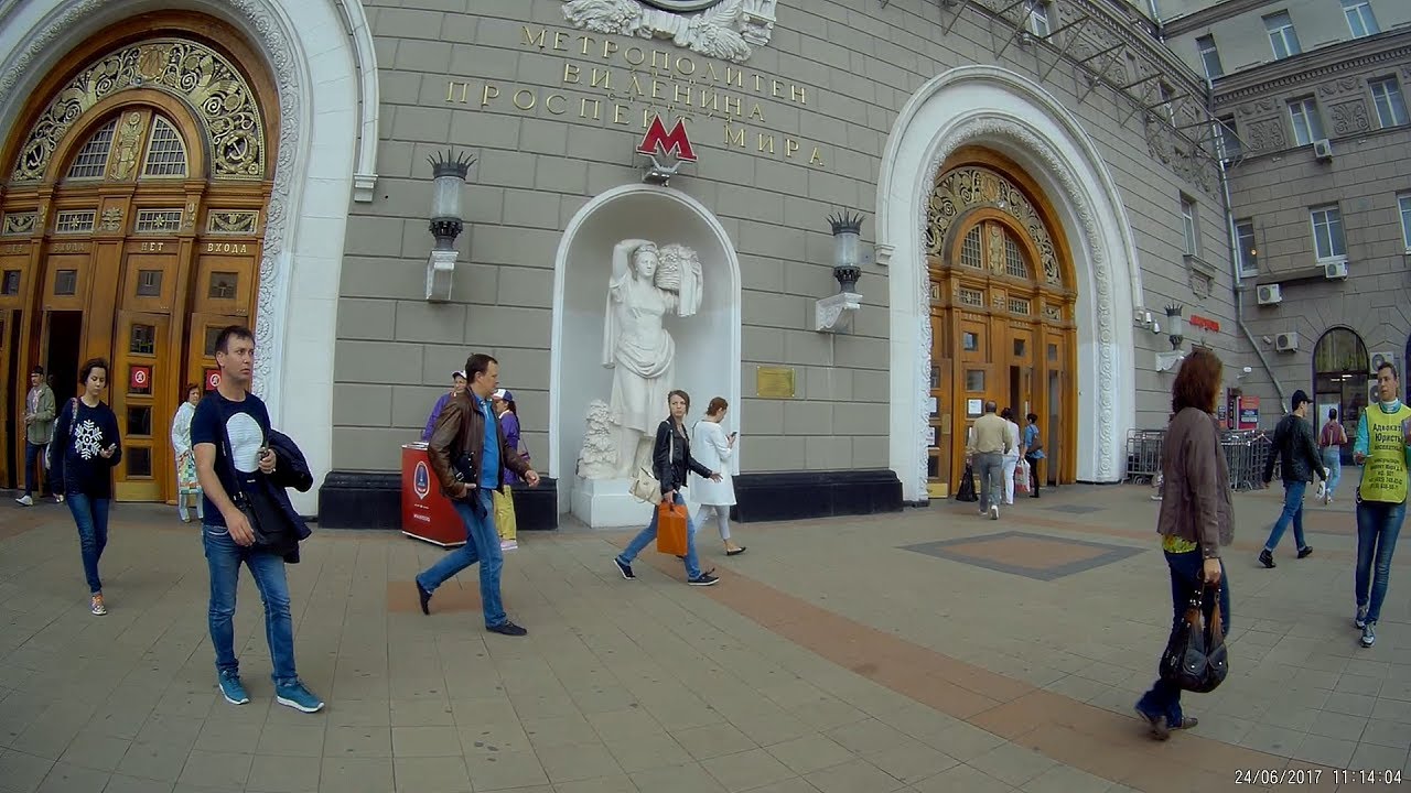 Вход на станцию метро 
