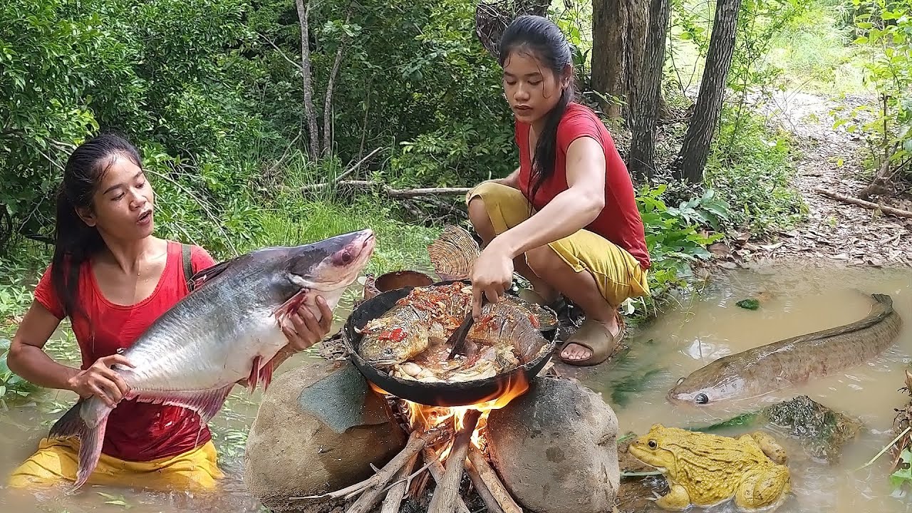 Survival skills: Fish curry spicy with frog for food of survival, Big fish hot chili roast for food