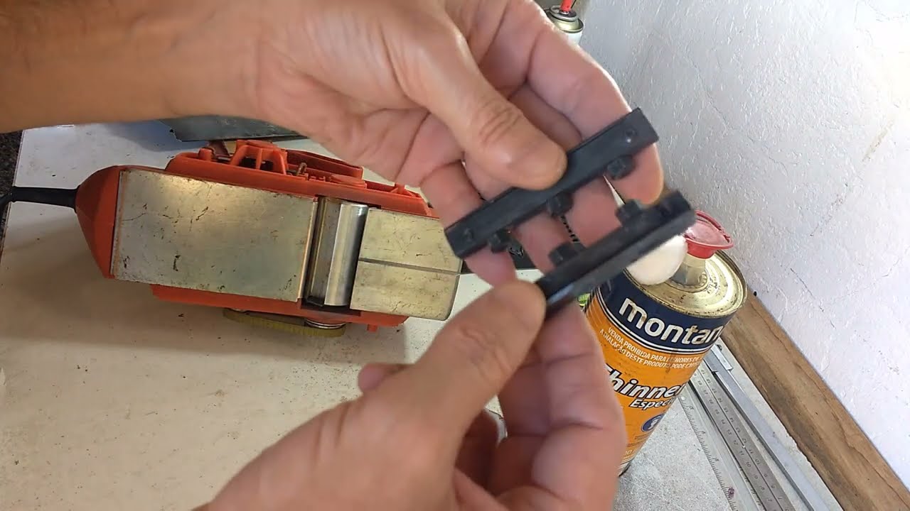 Como trocar e ajustar as facas da plaina elétrica Black & Decker