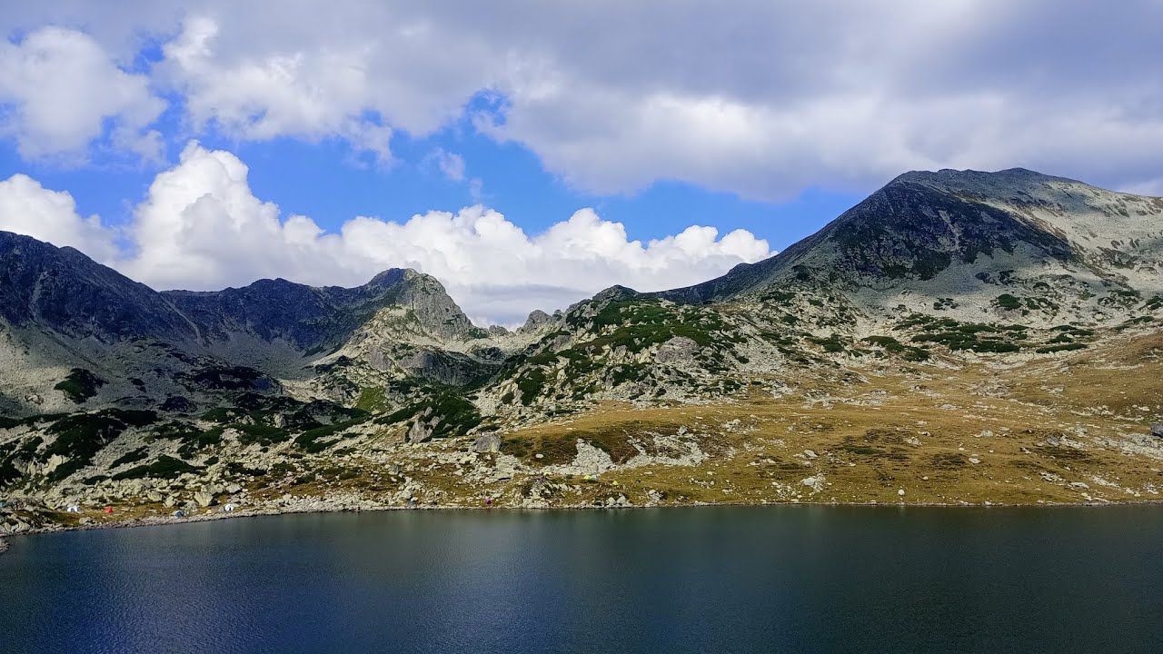 Custura Bucurei hegycsúcs 2370 m,a Bukura-nyereg és a Bukura-tó a Retyezát hegységben/Déli-Kárpátok