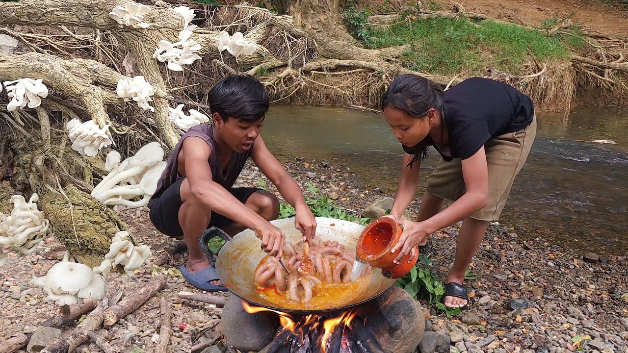 Yummy! Pork intestine cooking with mushroom So delicious food for dinner, Survival cooking in forest