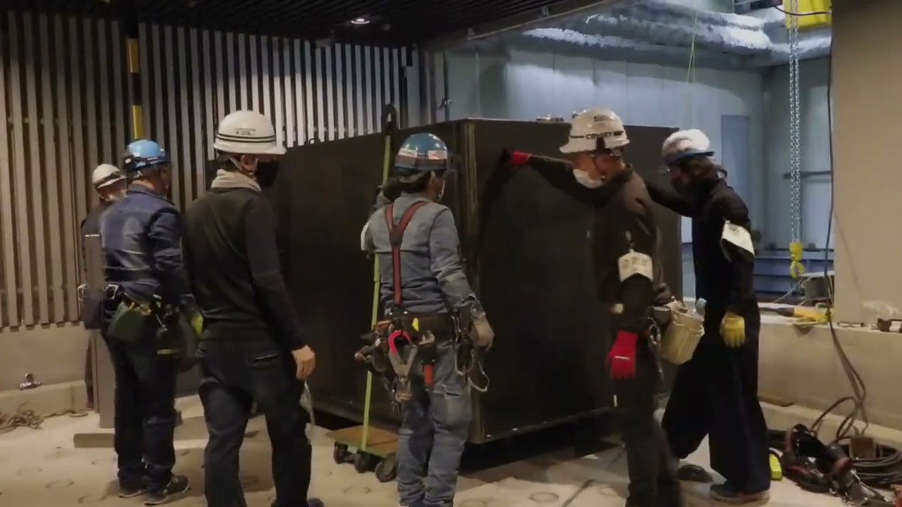 【巨大タンク搬入】地下深くへ吊り下ろす！重量屋の精密ウィンチ操作に密着