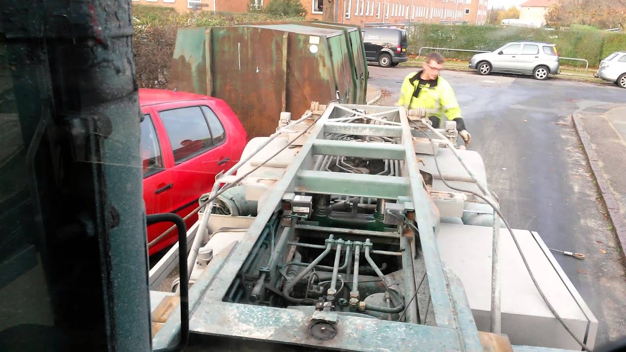 Bil foran container