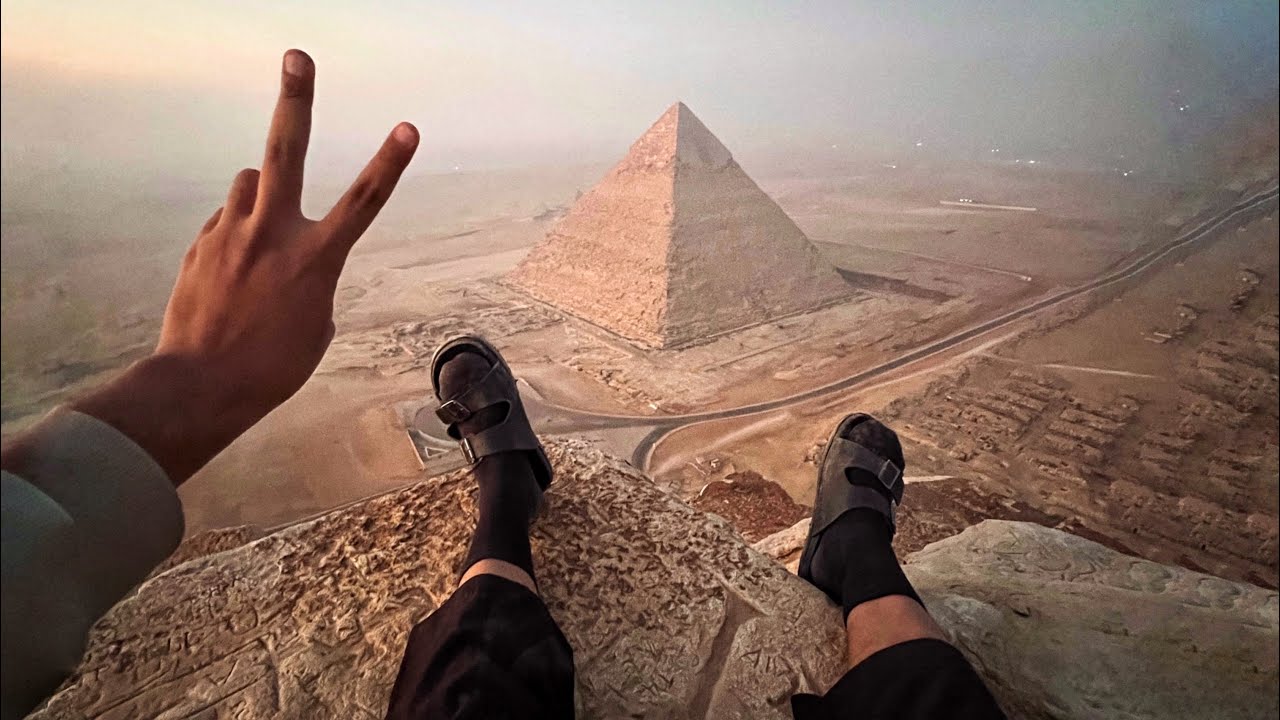 Je grimpe la plus Grande Pyramide d’Égypte (pour mon anniversaire).