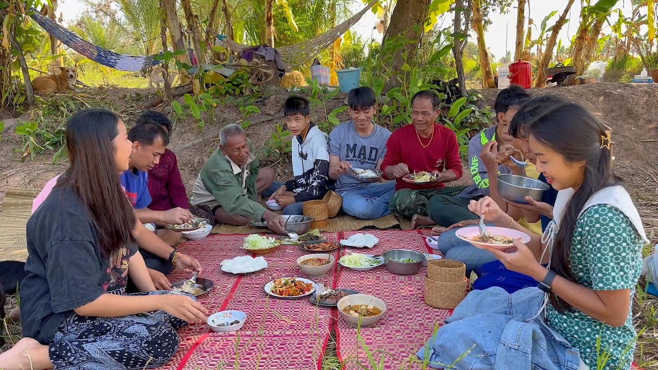 ขนมจีนน้ำยาปลานิล พร้อมตำบักหุ่งปูดอง นั่งกินนำกันหลายๆคน