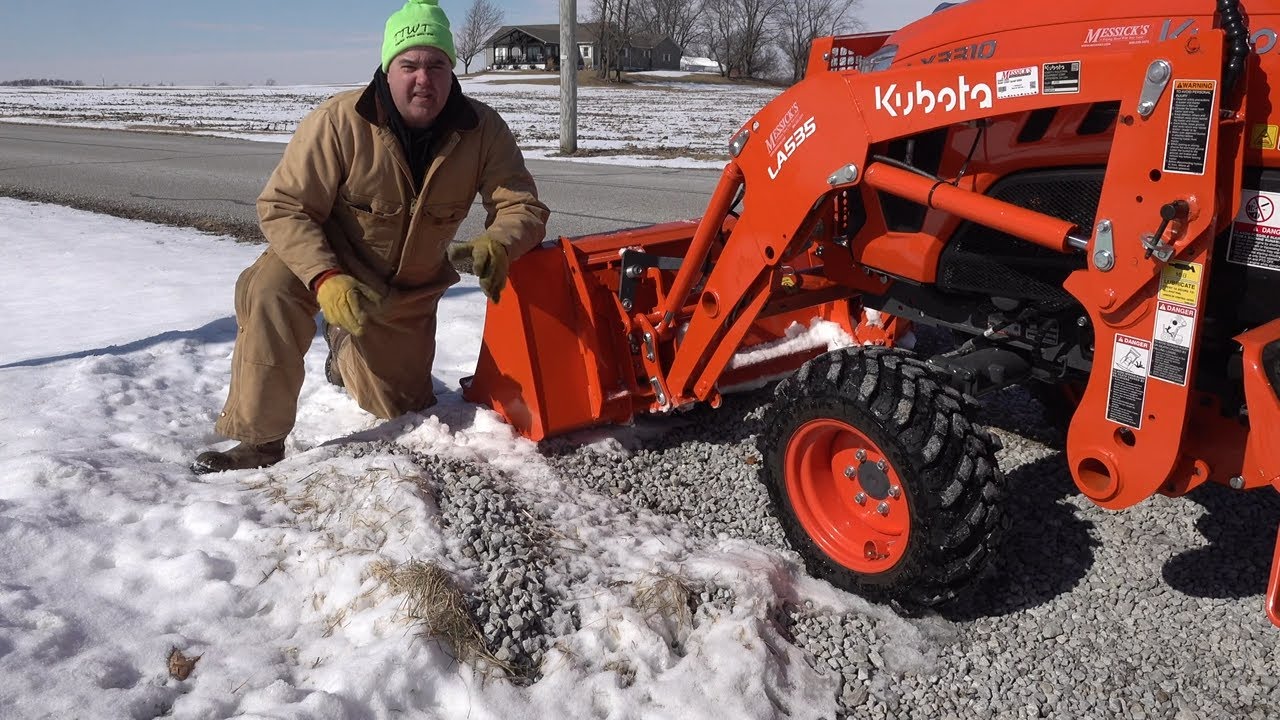 Kubota LX3310 наводит порядок!