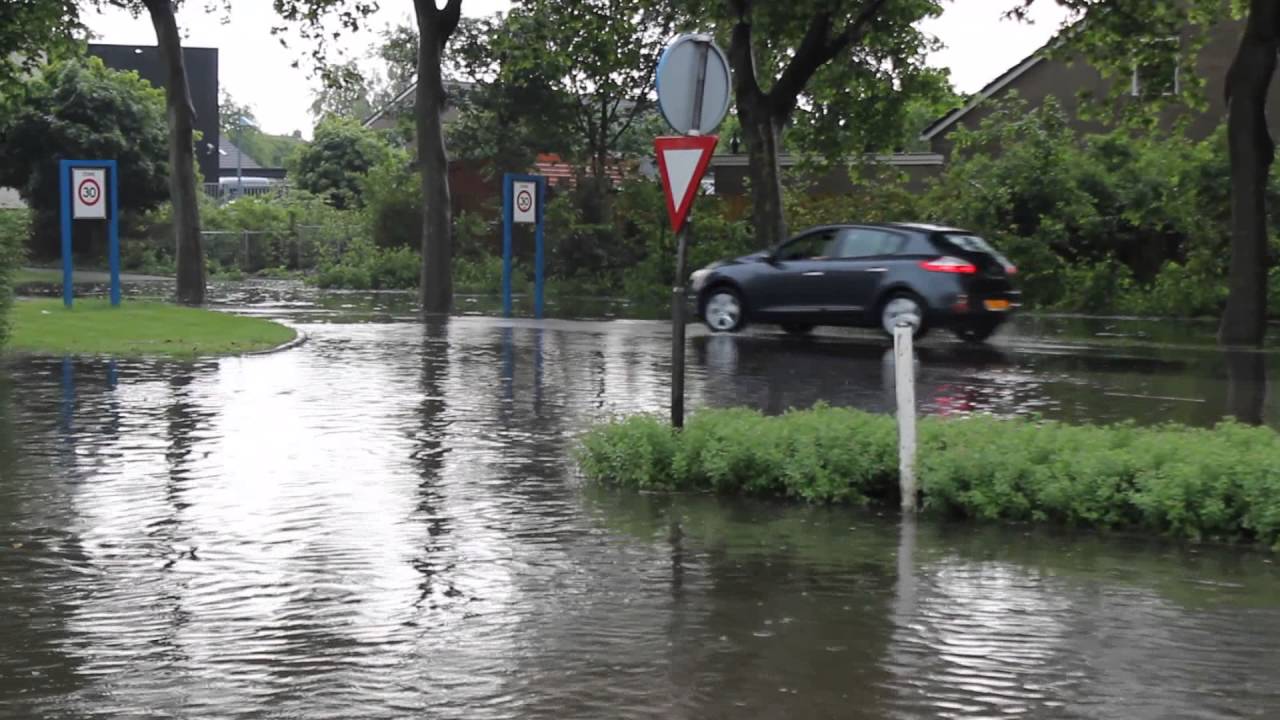 Wateroverlast na wolkbreuk in Grou