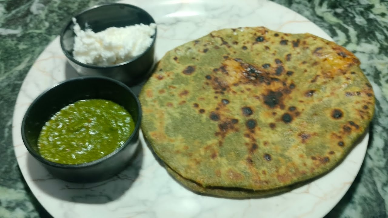 ढाबे के जैसे 🙂 आलू पालक के भरवा पराठे। Khasta aur swadisht perfect recipe...