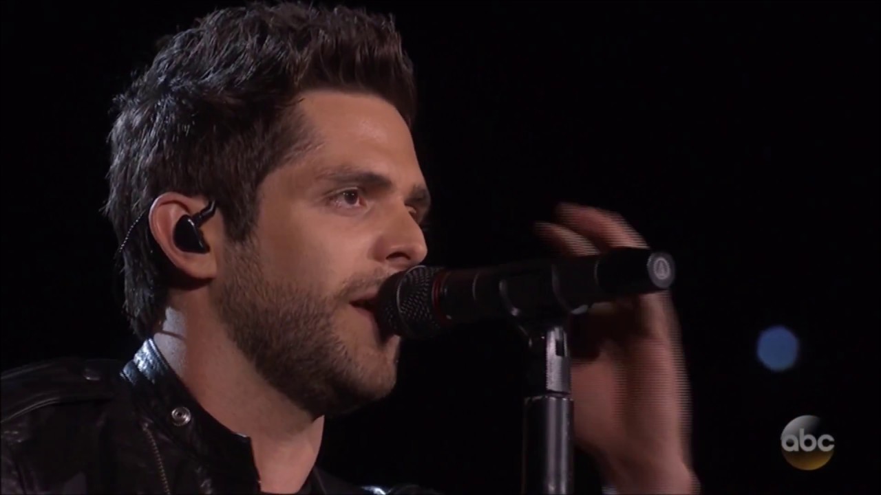 Thomas Rhett sings 