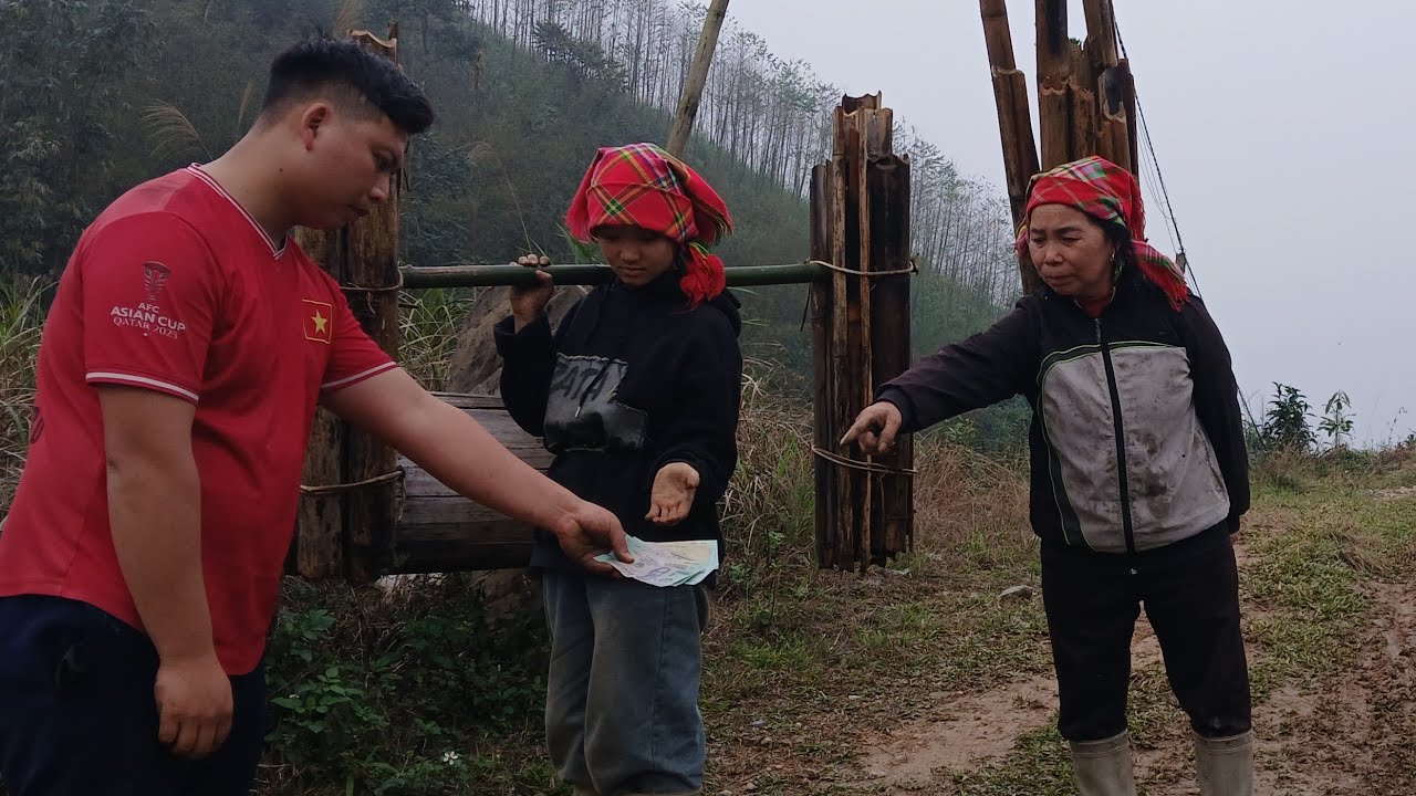 the  Lazy Woman Was Forced to Carry Firewood with Mai to Earn Money for Tet Shopping