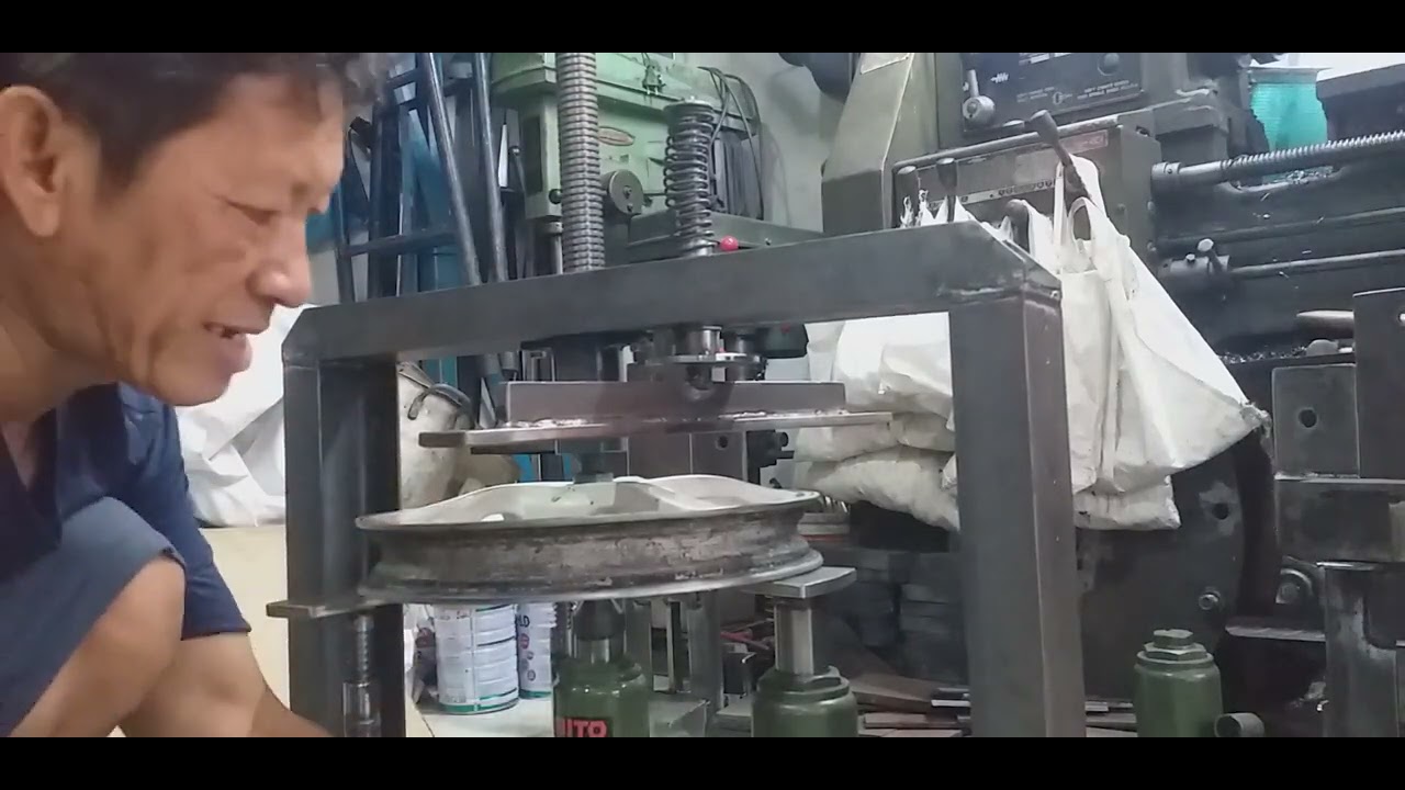 cách ép mâm Mio bánh sau bằng hai chiếc máy ép mâm thủy lực tự chế
