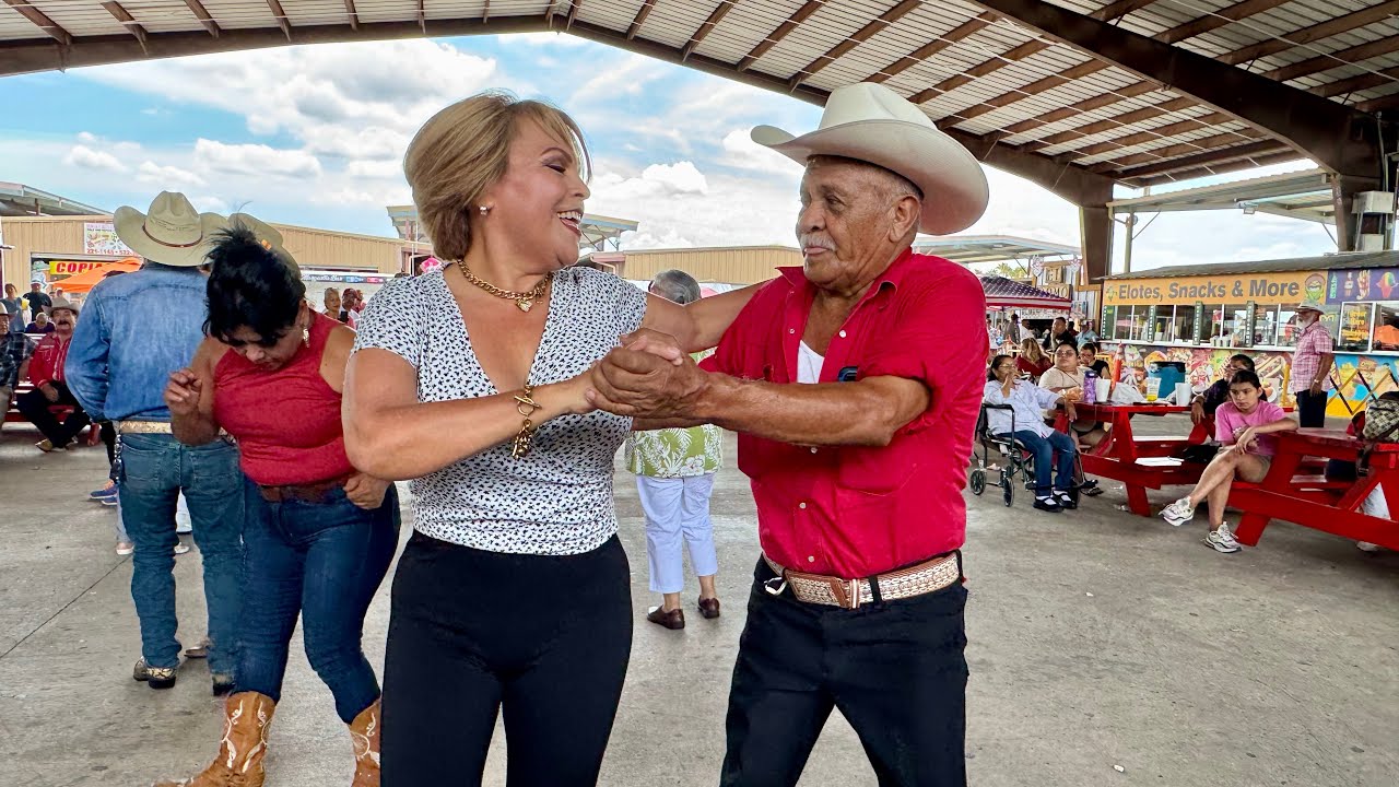 Disfrutando el baile en la pulga de Álamo Texas