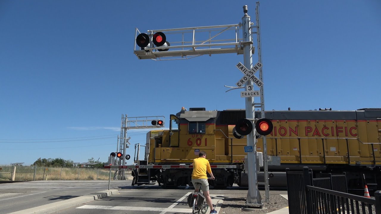 UPY 601 Florin Flyer Local Light Power West - 28th St. Railroad Crossing, Sacramento CA
