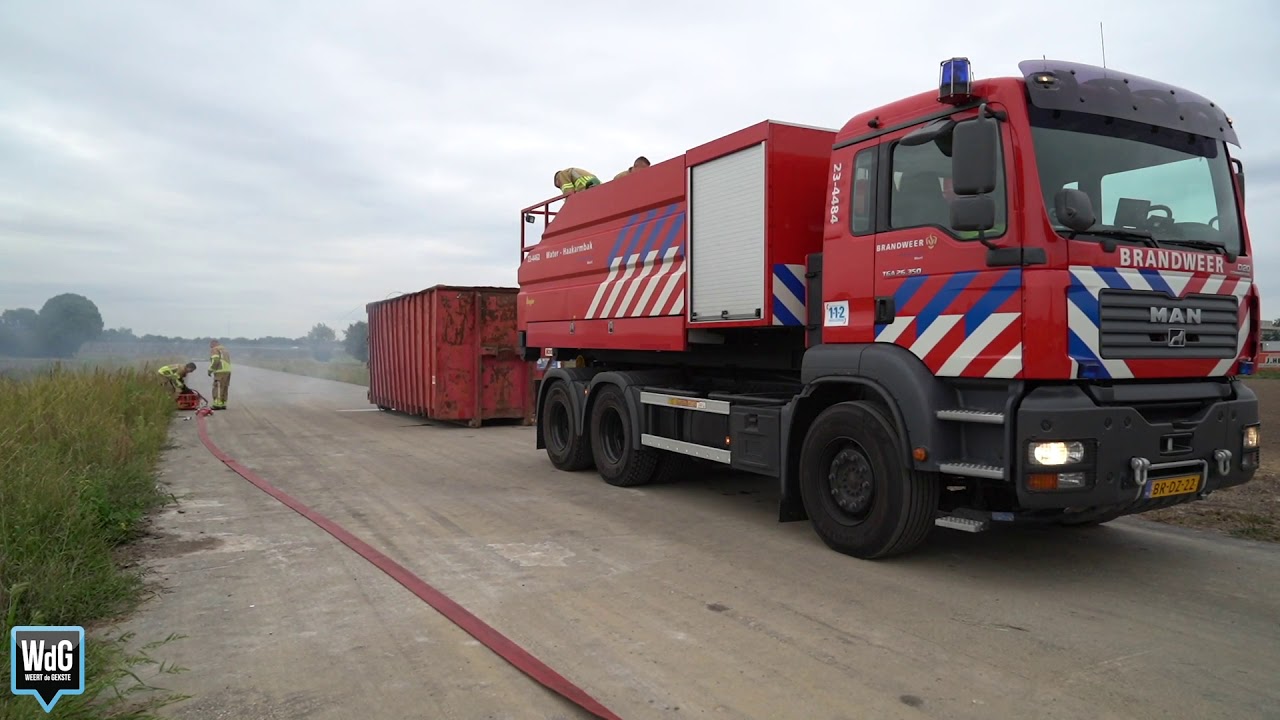 Berging papier na vrachtwagenbrand op A2 bij Weert
