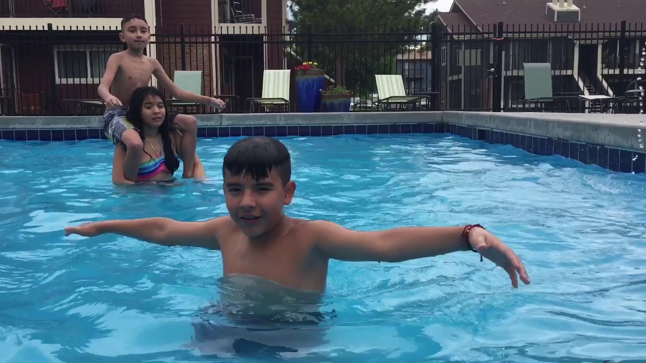 Pool vlog🏊(chicken fight 🐔)