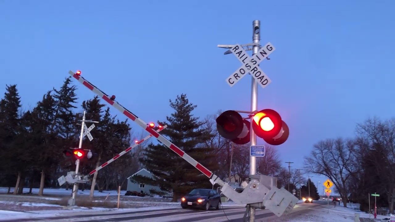 1/21/26 BNSF 725 speeds past Harrisburg, SD