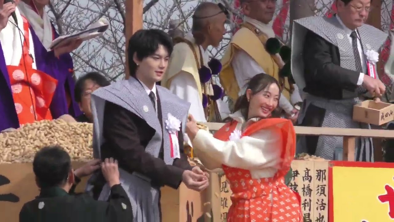 2025年2月2日成田山不動尊の節分祭に連続テレビ小説「おむすび」の佐野勇斗さん・松井玲奈さんみりちゃむさん。ヨン様ポーズあり