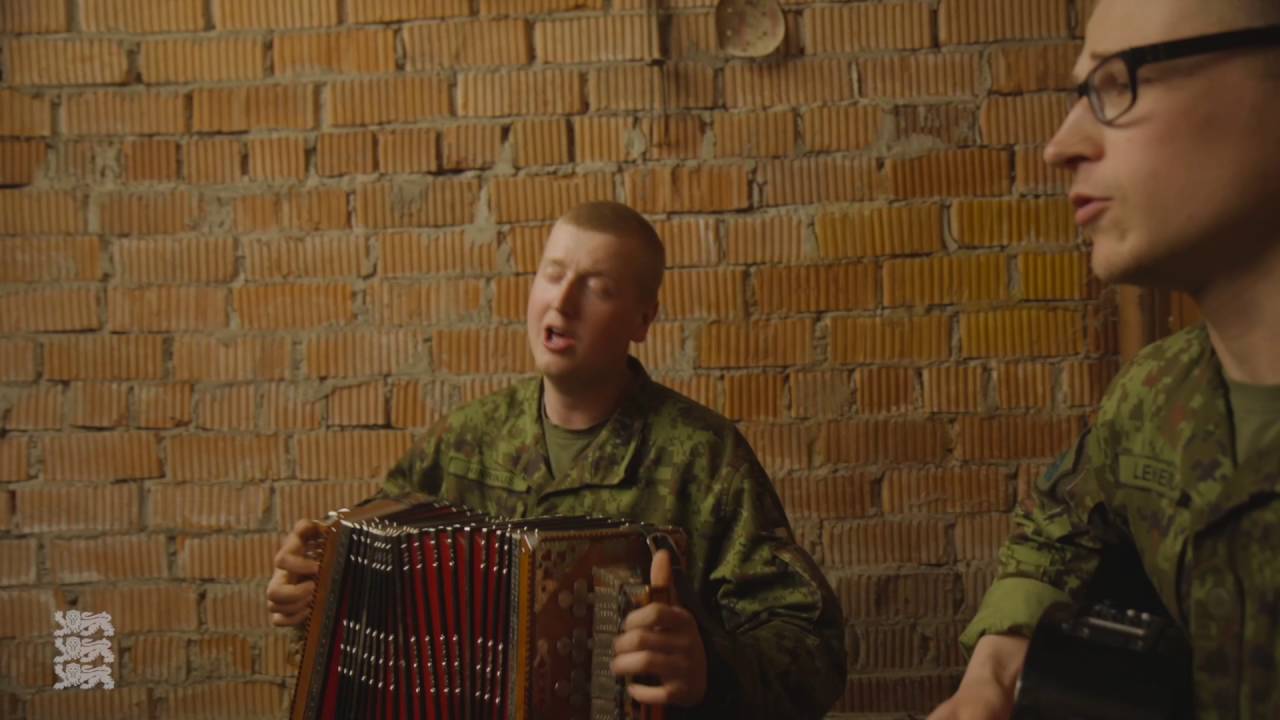 Ajateenijate hoogne pruudilaul võtab jala tatsuma