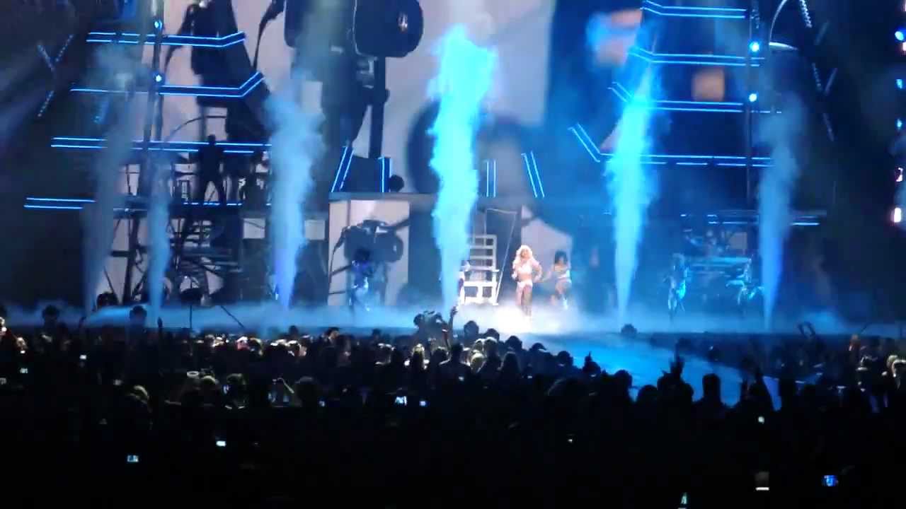 Britney Spears - Intro + Hold It Against Me (The Femme Fatale Tour - Sacramento, June 16, 2011)