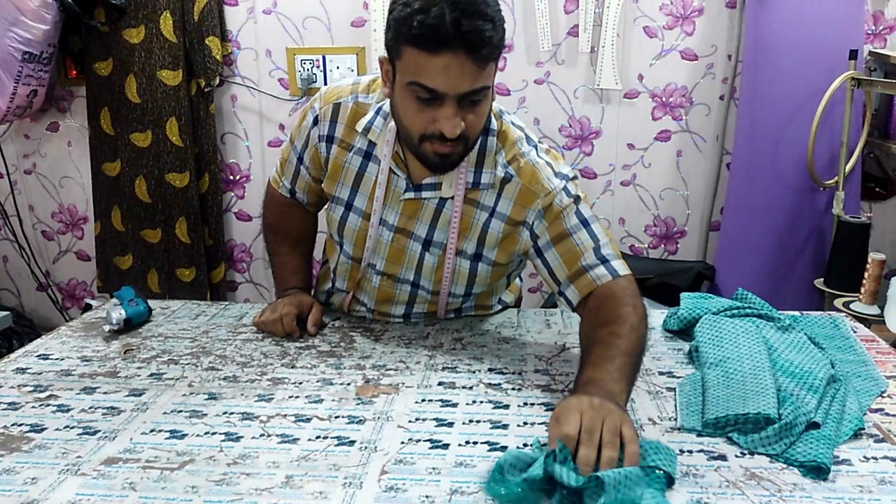 يوجد لدينا مقص الكهربائي