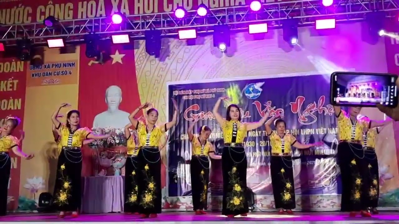 Bài múa Hoa núi , đội vn khu núi miếu