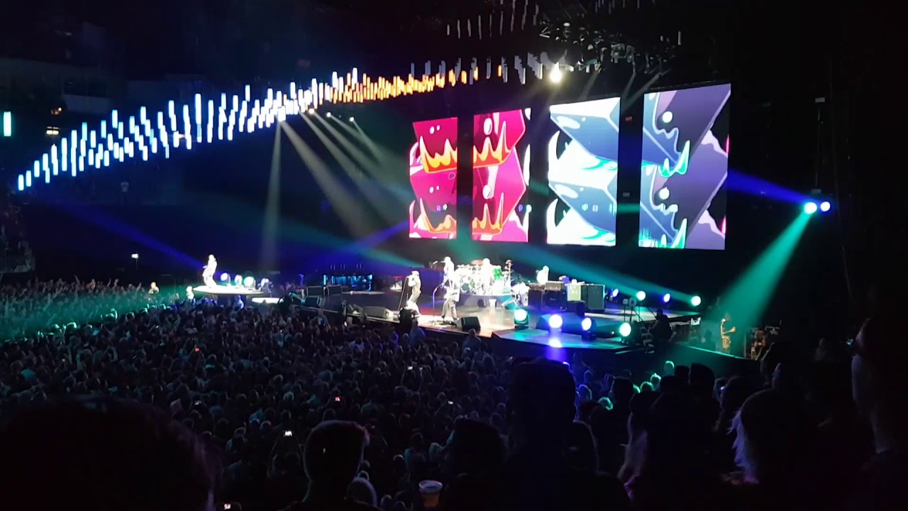 Red Hot Chili Peppers - Dark Necessities live Mercedes Benz Arena Berlin (Good Audio Quality)