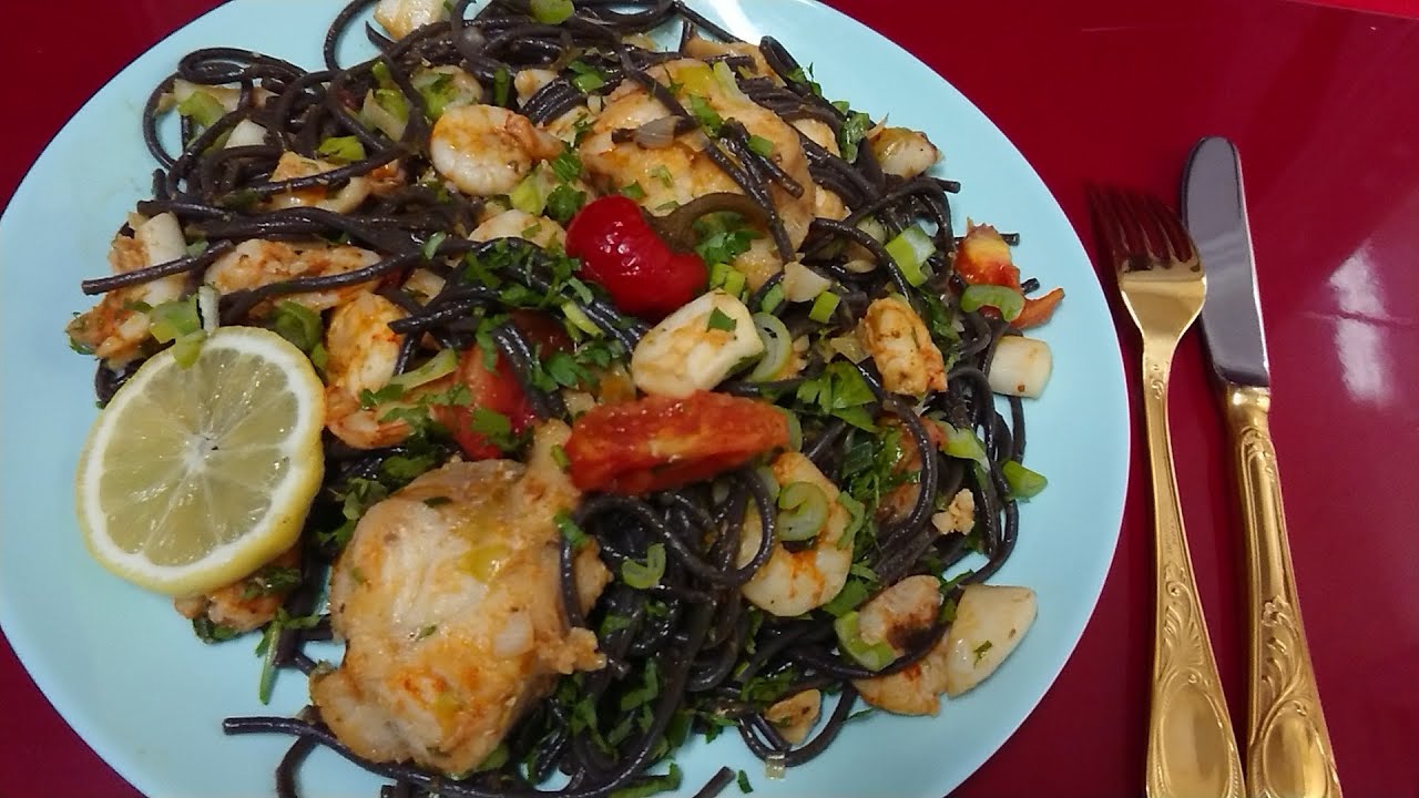 SPAGHETTI A L'ENCRE DE SEICHE AUX FRUITS DE MER