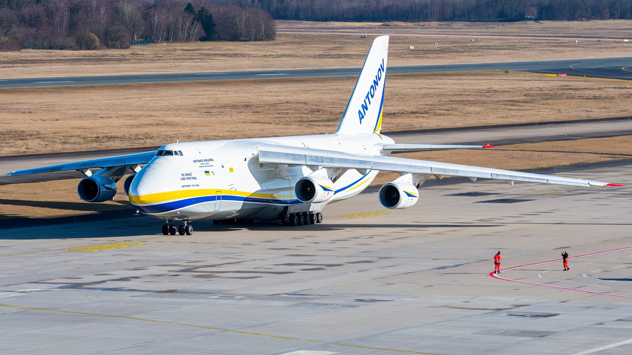 Antonov An-124 Köln Bonn Flughafen (Pictures at end)
