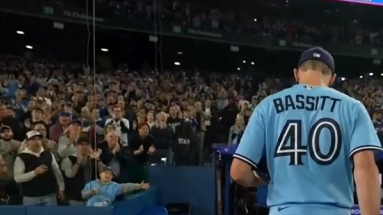 Thunderous ovation & MAGICAL moment for Chris Bassitt!  Career first 200-innings season!!