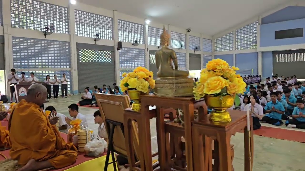 โรงเรียนท่าข้ามวิทยาจัดกิจกรรมตักบาตรเติมบุญเพิ่มทุนความดี (วันธรรมสวนะ) 