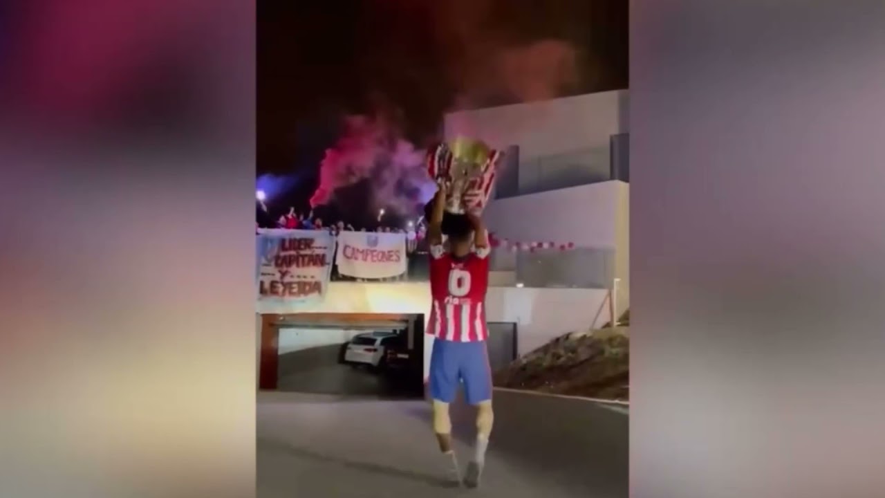 🔥Koke del Atl&eacute;tico de Madrid en su casa gritando Campeones y levantando el trofeo de La Liga