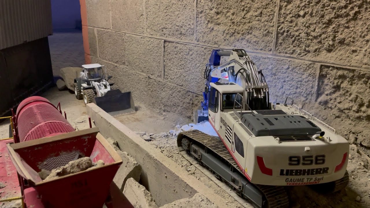 RC 1/14 Liebherr excavator works on trommel