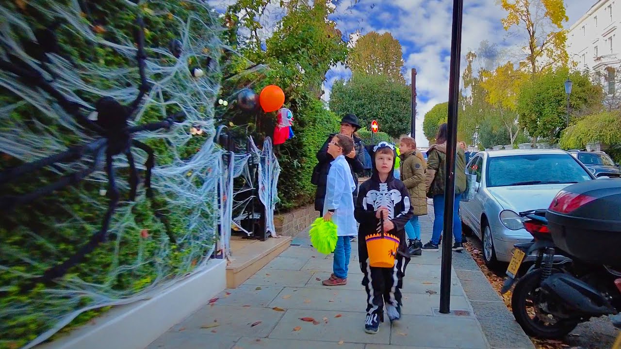 London Walk on Halloween 🎃👻 Trick or Treat? 🍬 | 4K | Kensington to Notting Hill Gate | England 2021