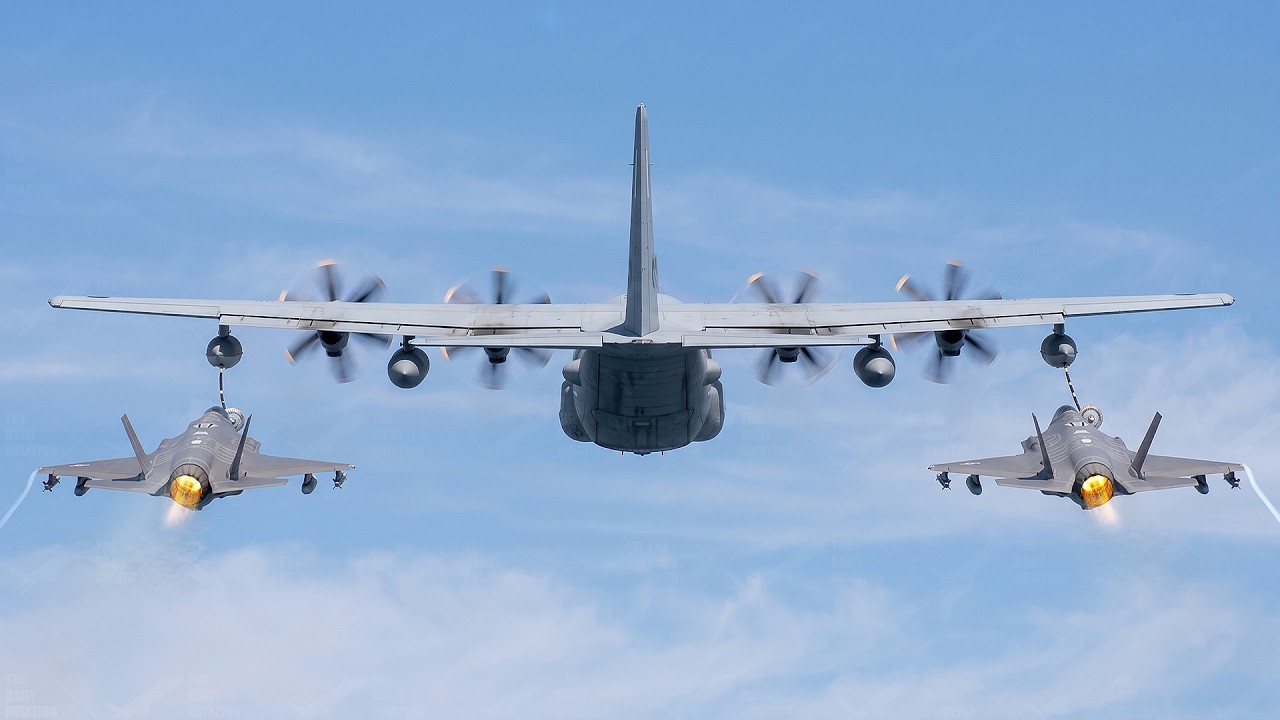 Skilled Pilot Refuels Super Advanced US Stealth Jets Mid-Air