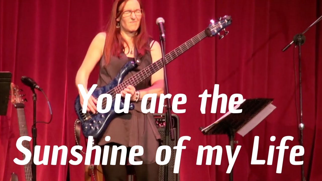 Ariane Cap solo bass with looper: 