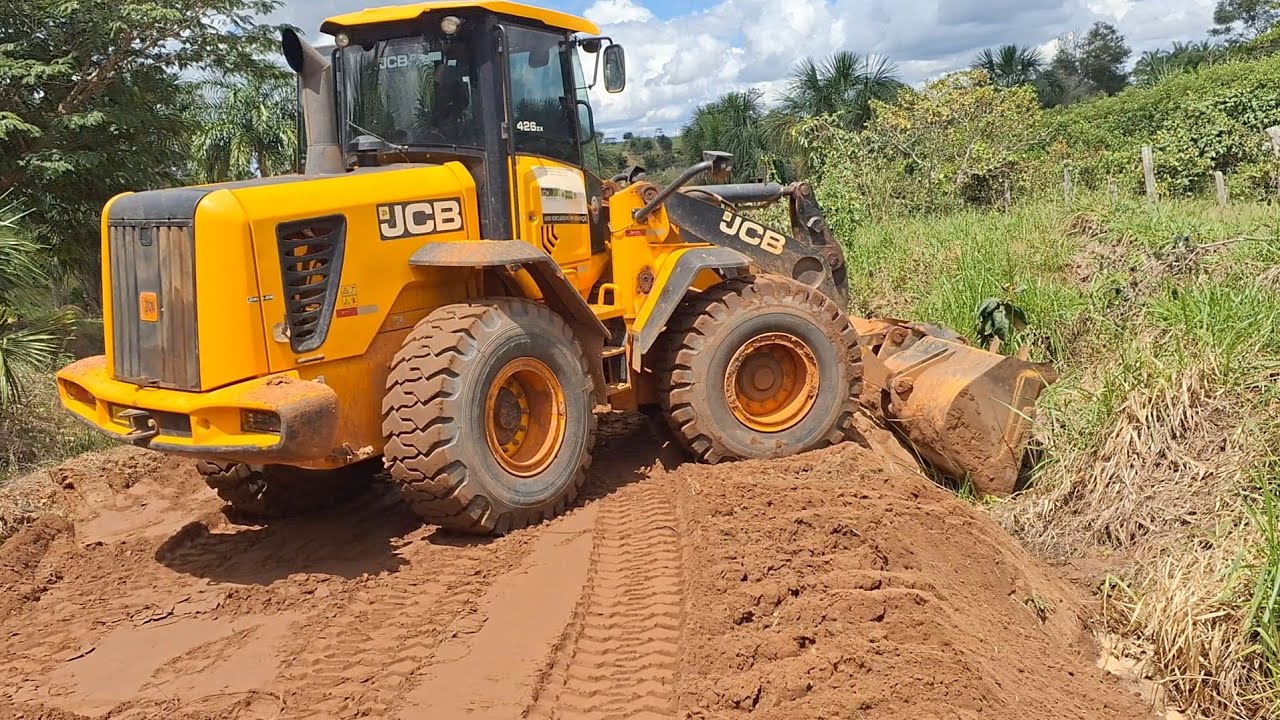 TAMPANDO EROSÃO  EM ESTRADA DE TERRA DE AREIA COM PÁ CARREGADEIRA JCB 426ZX
