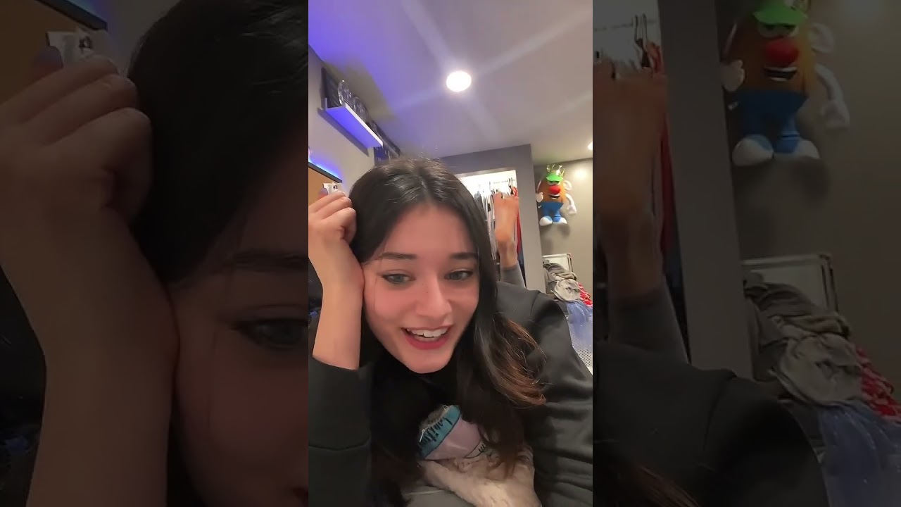 Студентка демонстрирует свои ступни и подошвы в постели &mdash; TikTok Live