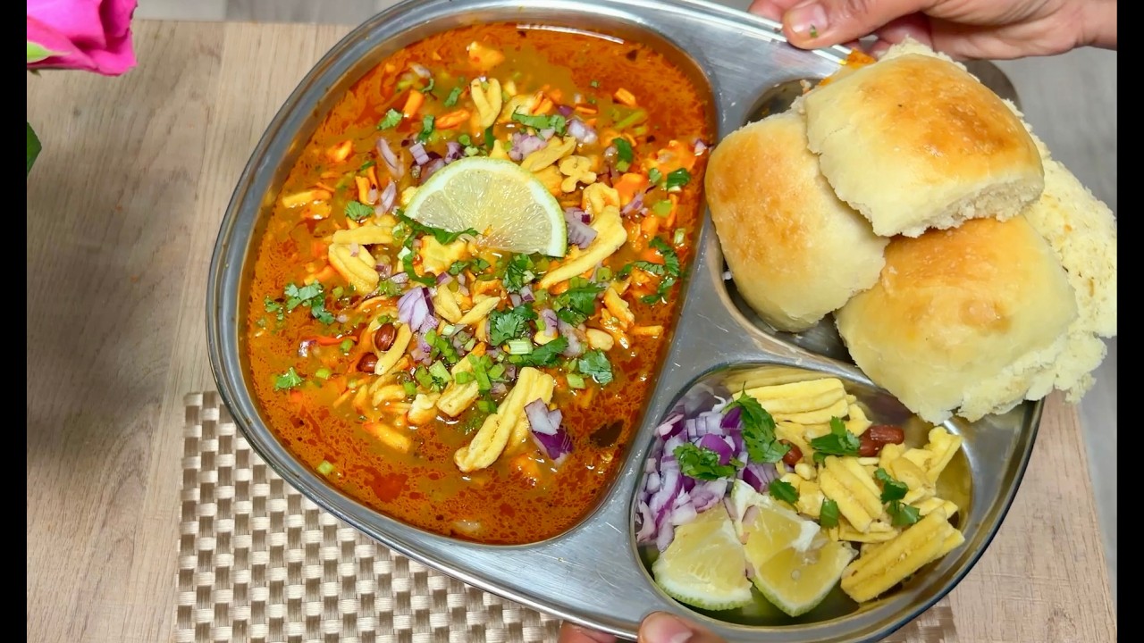 Misal Pav 🔥 झणझणीत मिसळ पाव 🌶️Kolhapur style spicy Misal recipe #food #shorts #recipe  #easyrecipe