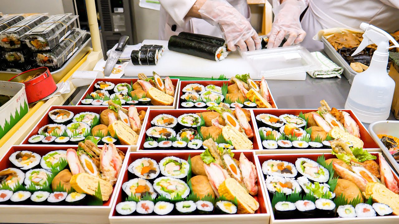 【兵庫県小野市】怒涛の弁当ラッシュ！お母さん達の手作り料理が炸裂する駅併設そば屋のボリューム満点まき寿司弁当丨Japanese Street Food
