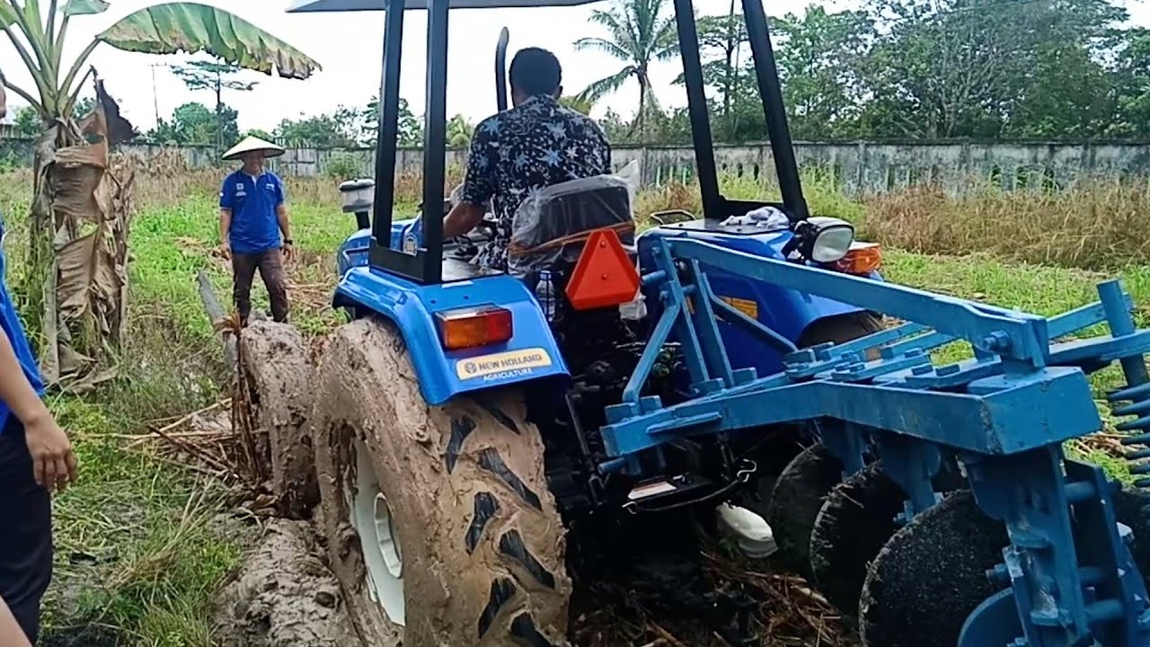 Training mengoperasikan traktor roda 4 new holland