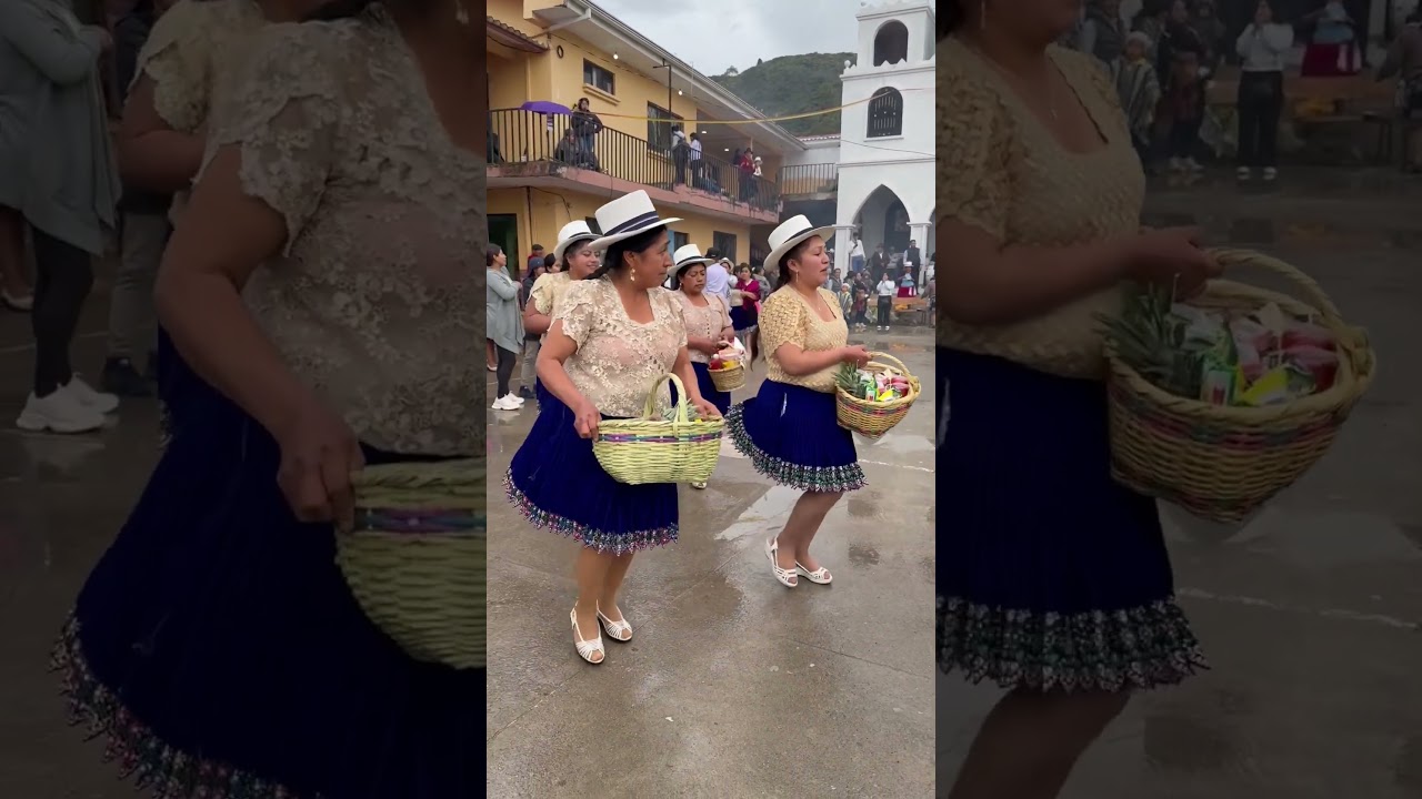 Floreras en Chaullayacu.. #fiestapatronales b#titapuu