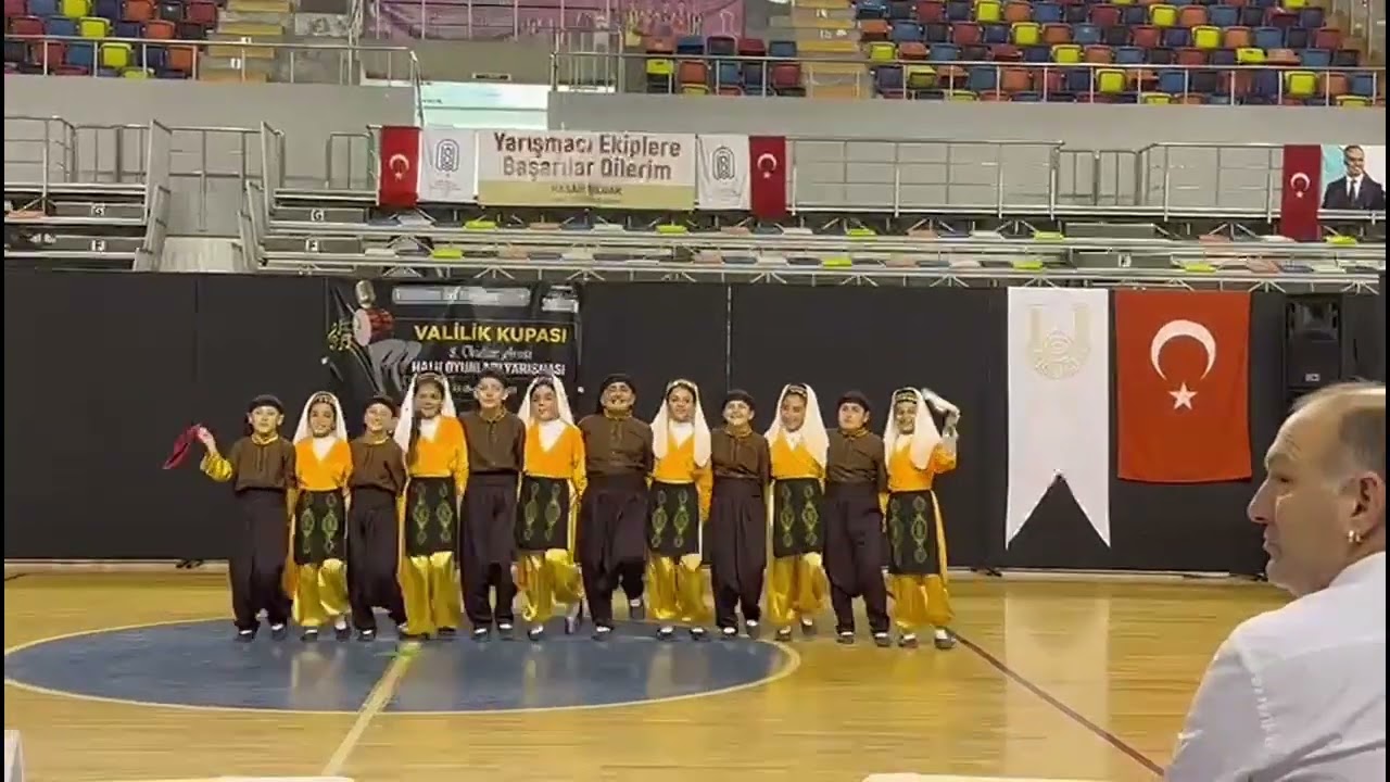 Urfa'da İlkokullar Arası Halk Oyunları Yarışmasının Birincisi