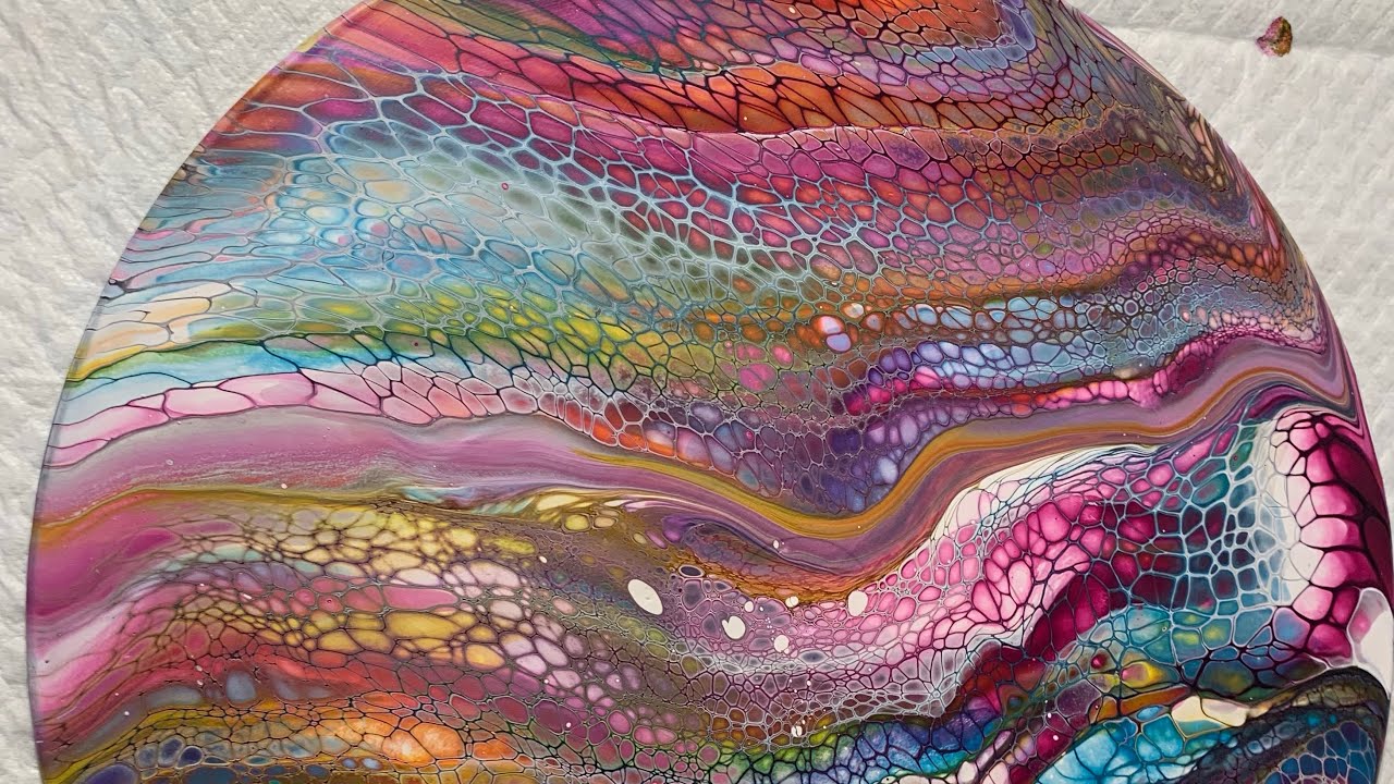 Acrylic pouring swipe technique on a vinyl record #immortalcolors #acrylicpouring #fluidart #artist