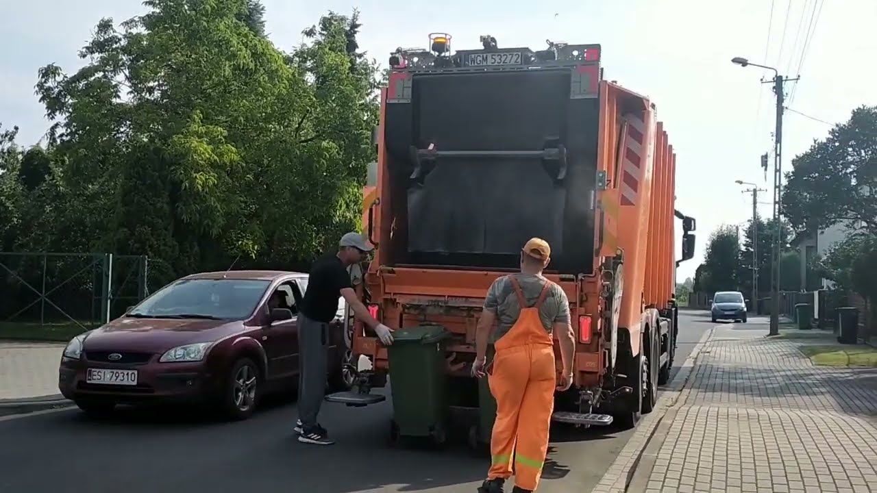 Film ze śmieciarą. Film with garbage truck.