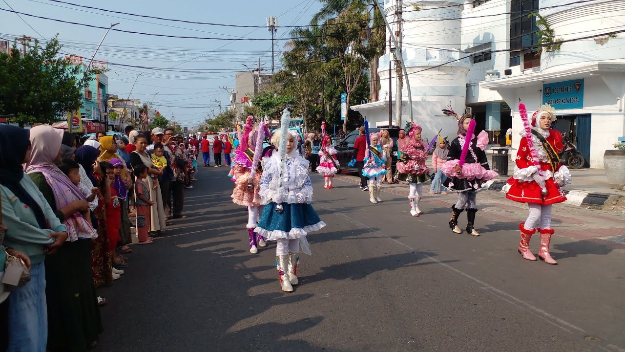WOW... mayoretnya banyak !! DRUMBAND MI NURUL HIKMAH , KIRAB HARI SANTRI NASIONAL 2024 KOTA TEGAL