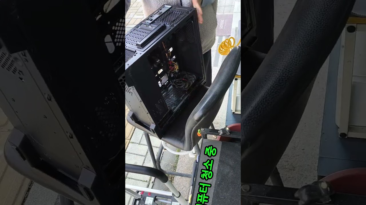 컴퓨터 먼지 청소 중 Cleaning dust from a computer