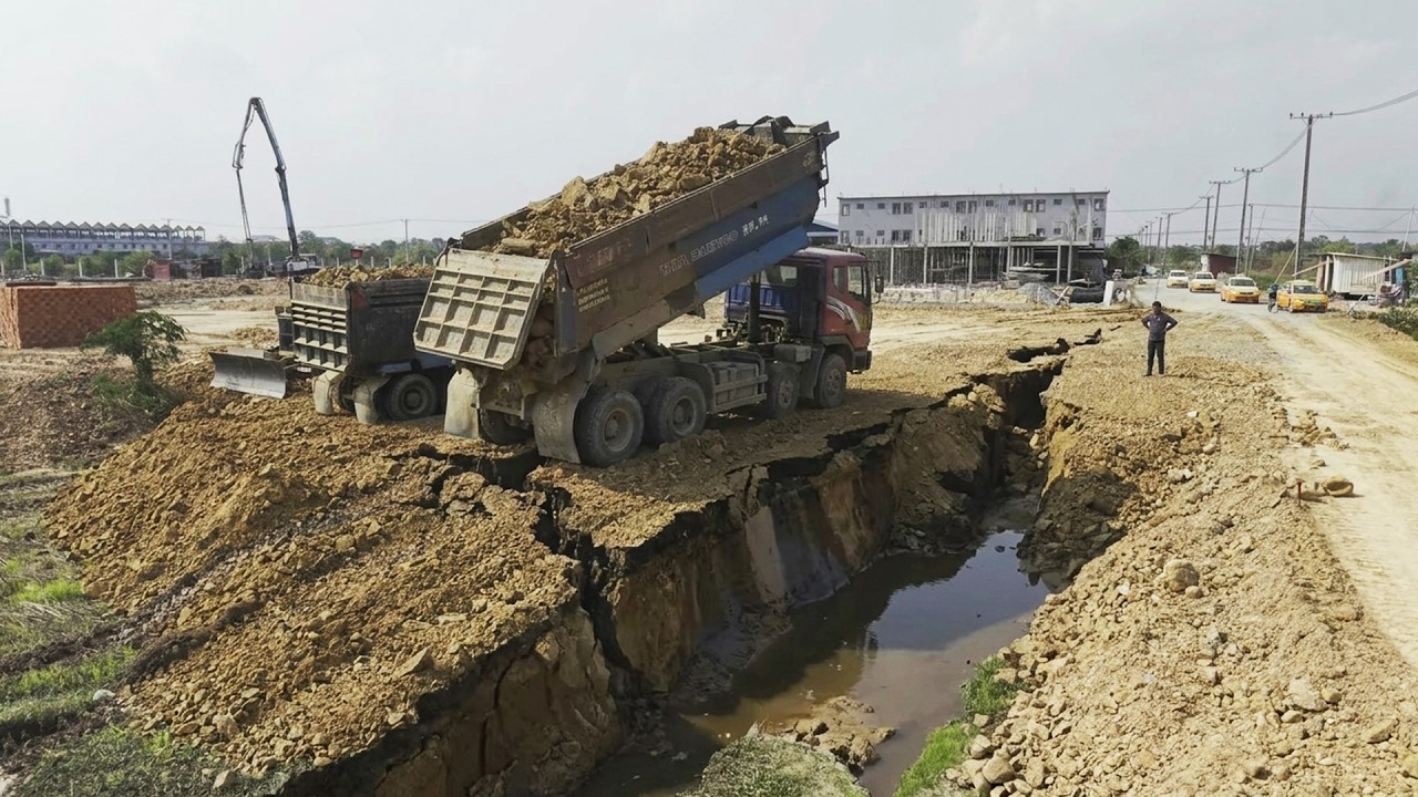 Watch This Technique Land Filling Project &ndash; Komatsu D53P Bulldozer & 25 Ton Dump Trucks