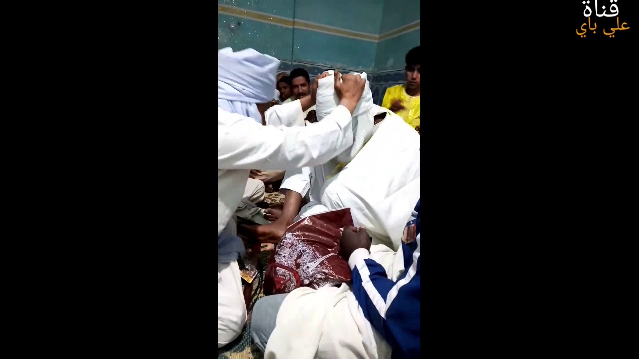من عاداتنا وتقليدنا في الاعراس تجهيز العريس ( التقورين ) وقراءة البردة ليلة العرس في صحراء الجزائر