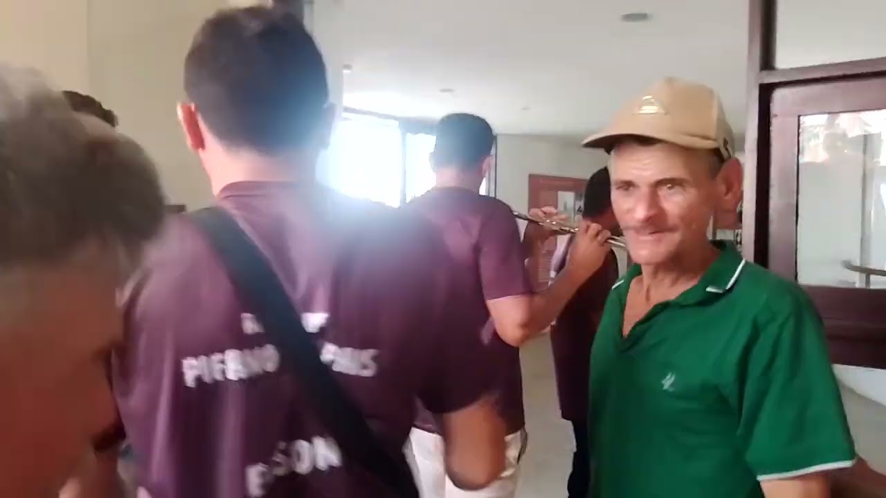 Banda de pífano os pais na estátua frei Damião 