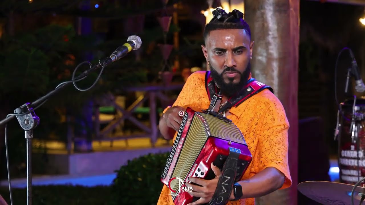 El Comisario En Vivo - El Diamante Negro y La Super Mini banda (Para Chipeo)